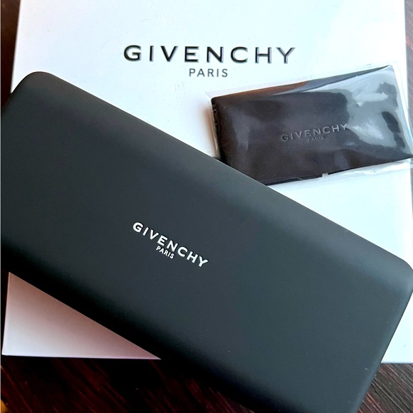 Givenchy sunglasses case - Picture 1 of 4